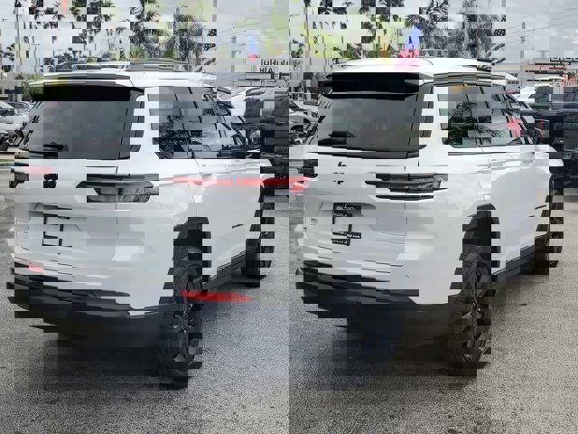 Used 2023 Jeep Grand Cherokee L Laredo image 7