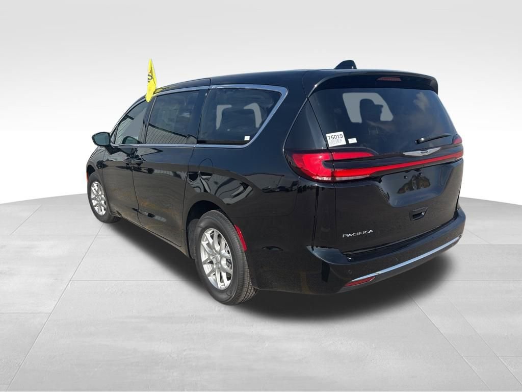 New 2026 Chrysler Pacifica Select image 8