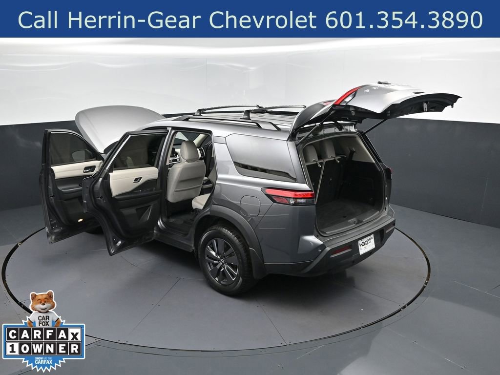 Used 2022 Nissan Pathfinder SV image 2