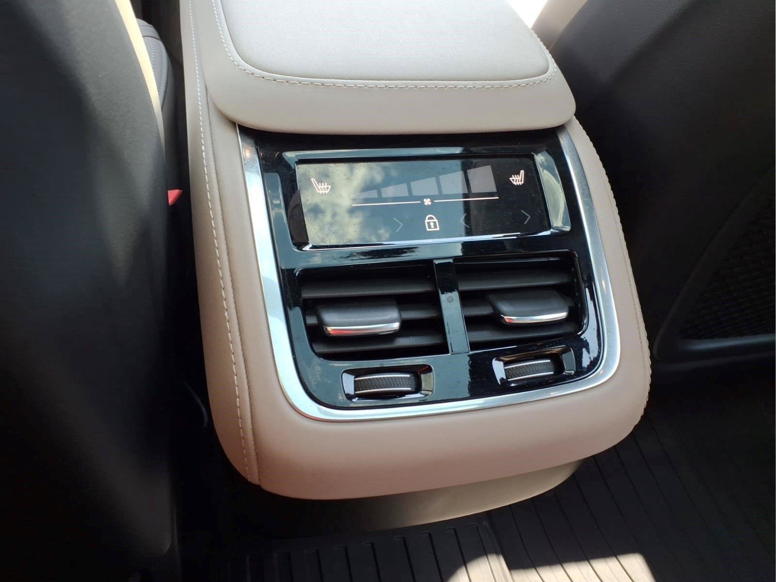 Used 2026 Volvo XC90 B6 Plus w/ Protection Package Premier AWD/4WD image 18