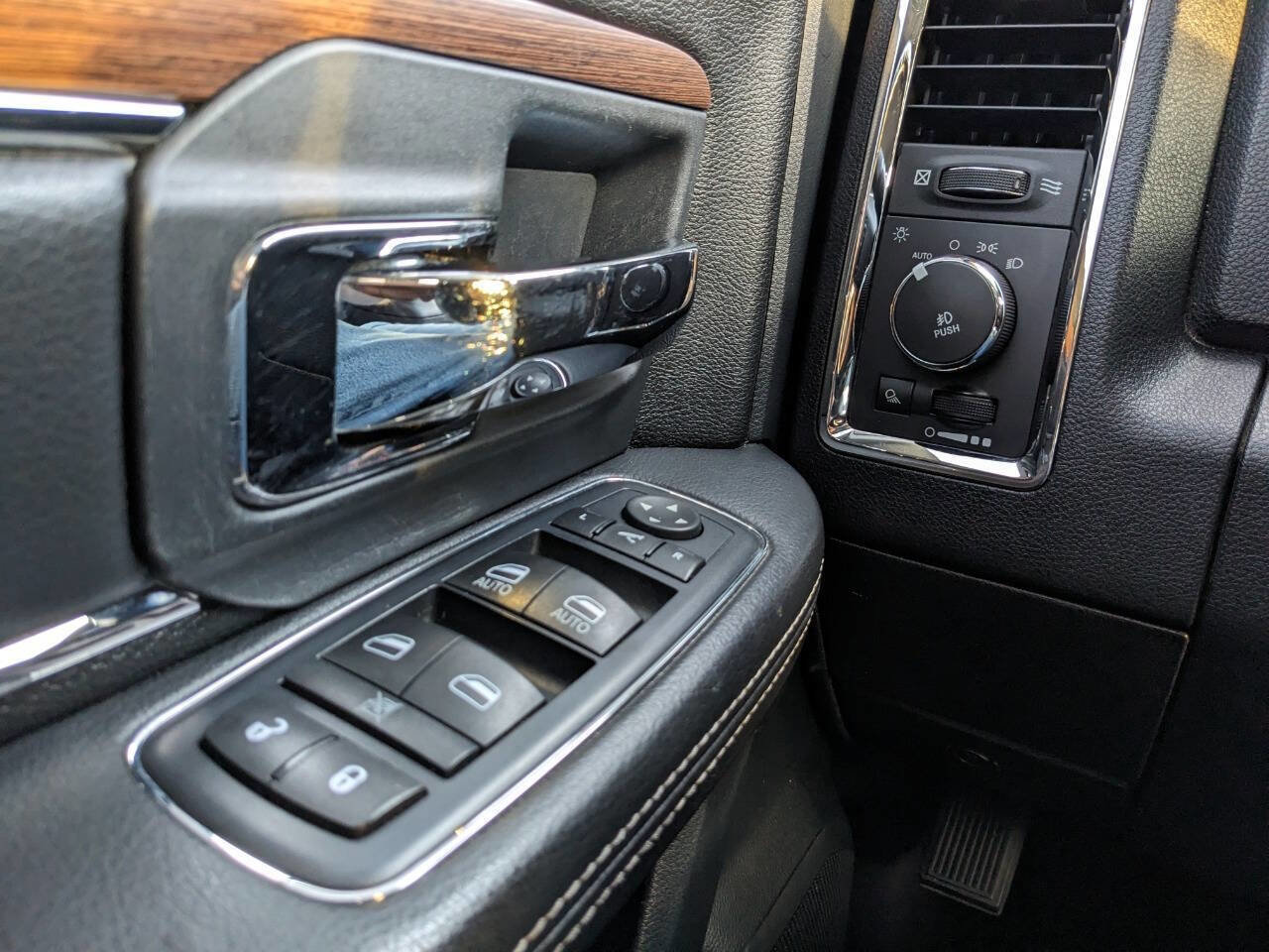 Used 2016 RAM 1500 Laramie w/ Convenience Group AWD/4WD image 32