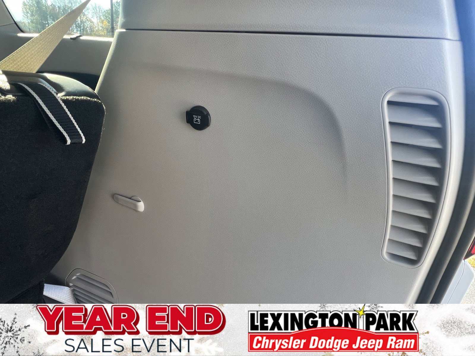 Used 2024 Chrysler Pacifica Select w/ Uconnect Theater Family Group image 11