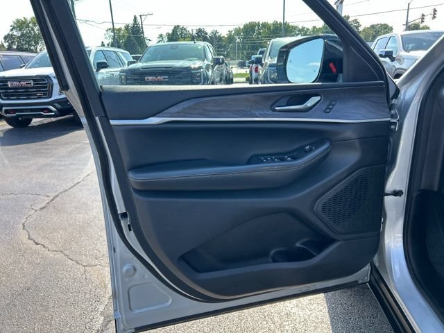 Used 2023 Jeep Grand Cherokee L Limited AWD/4WD image 28