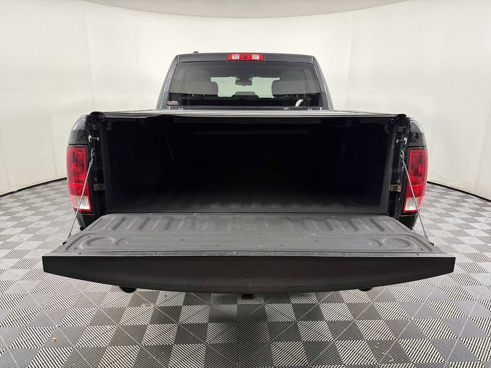 Used 2015 RAM 1500 Express RWD image 16