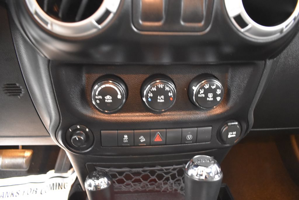 Used 2015 Jeep Wrangler Sahara w/ Connectivity Group AWD/4WD image 16