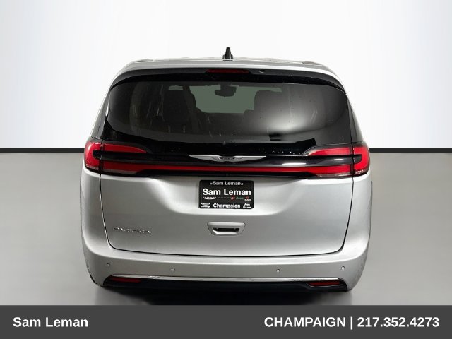 Used 2024 Chrysler Pacifica Touring-L FWD image 6