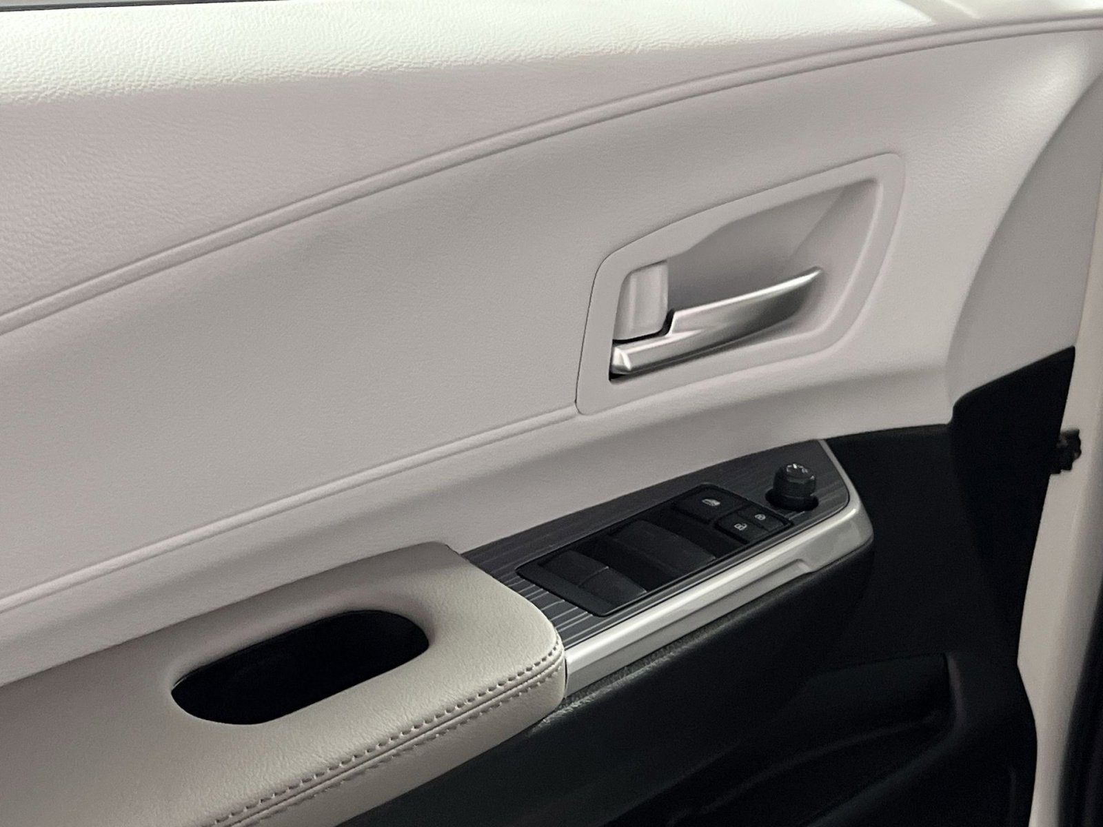 Used 2025 Toyota Sienna XLE image 15