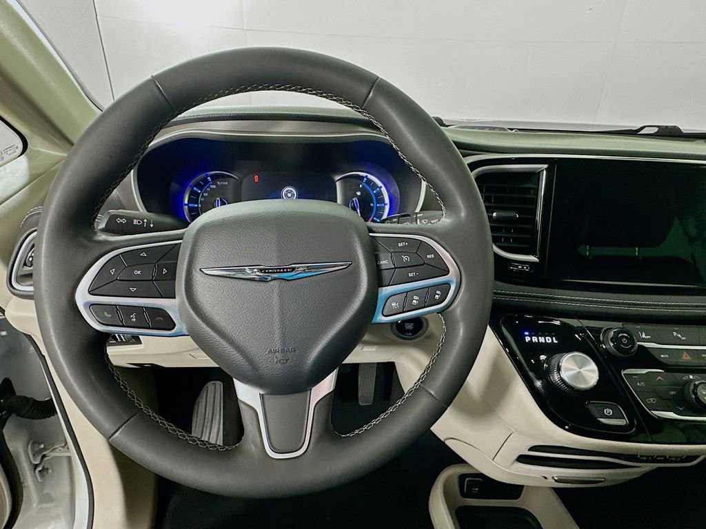 Used 2023 Chrysler Pacifica Touring-L image 11