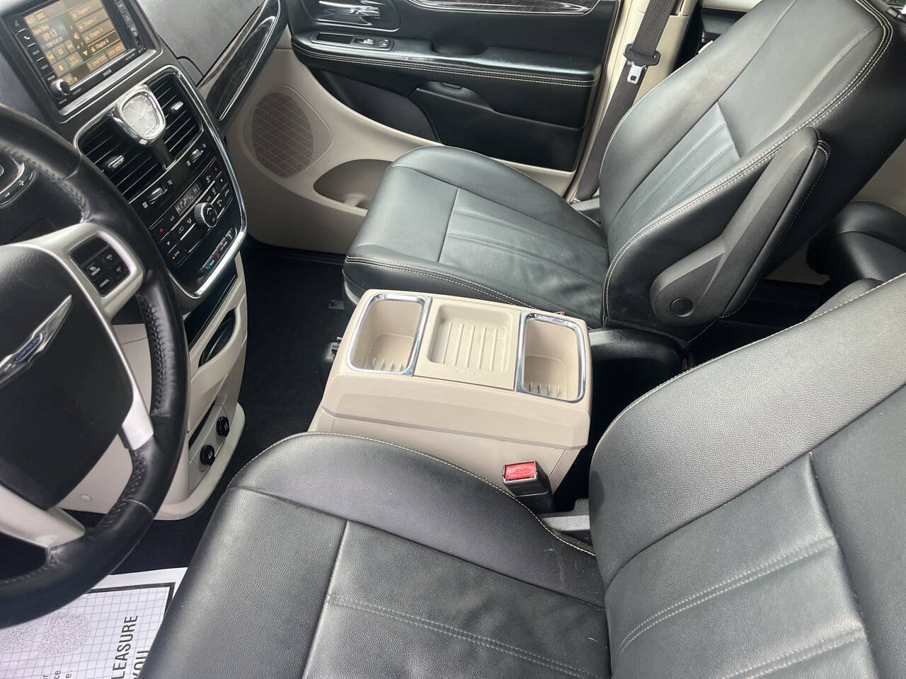 Used 2015 Chrysler Town & Country Touring FWD image 21