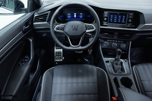Used 2024 Volkswagen Jetta Sport image 3