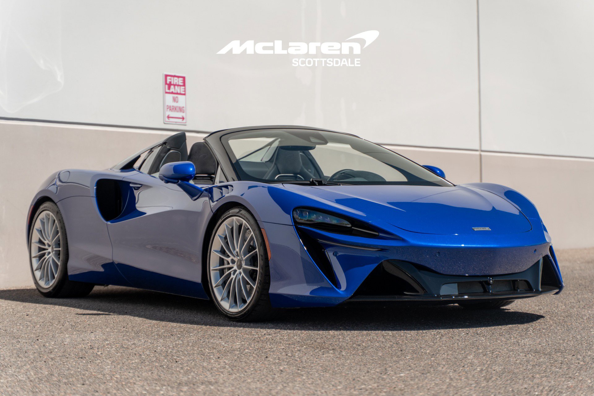 Used 2025 McLaren Artura Spider image 9