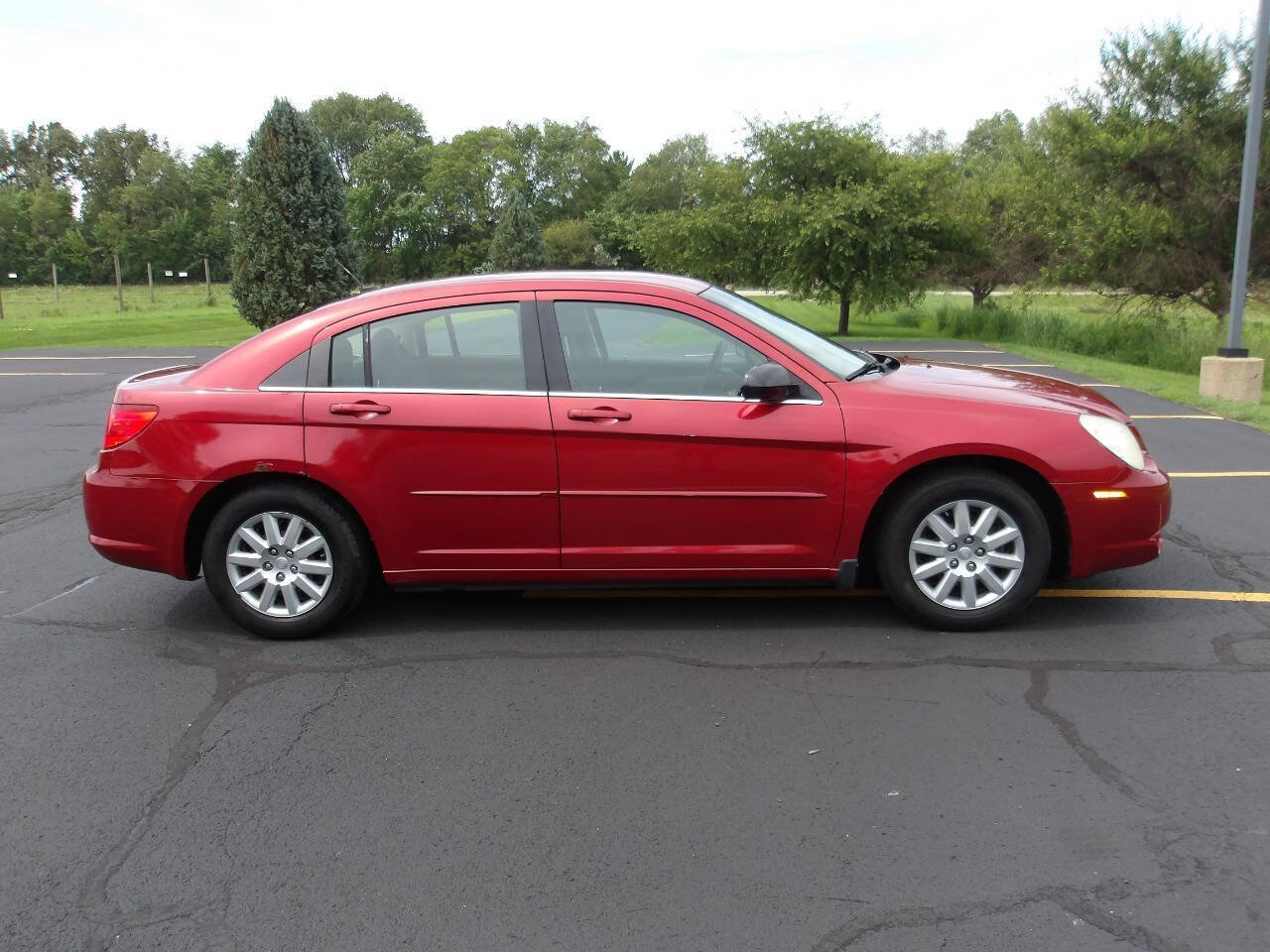 Used 2010 Chrysler Sebring Touring FWD image 2