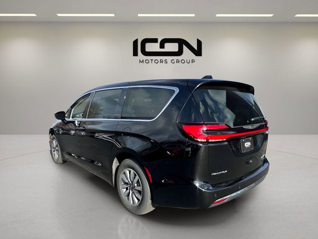 Used 2024 Chrysler Pacifica Select image 5