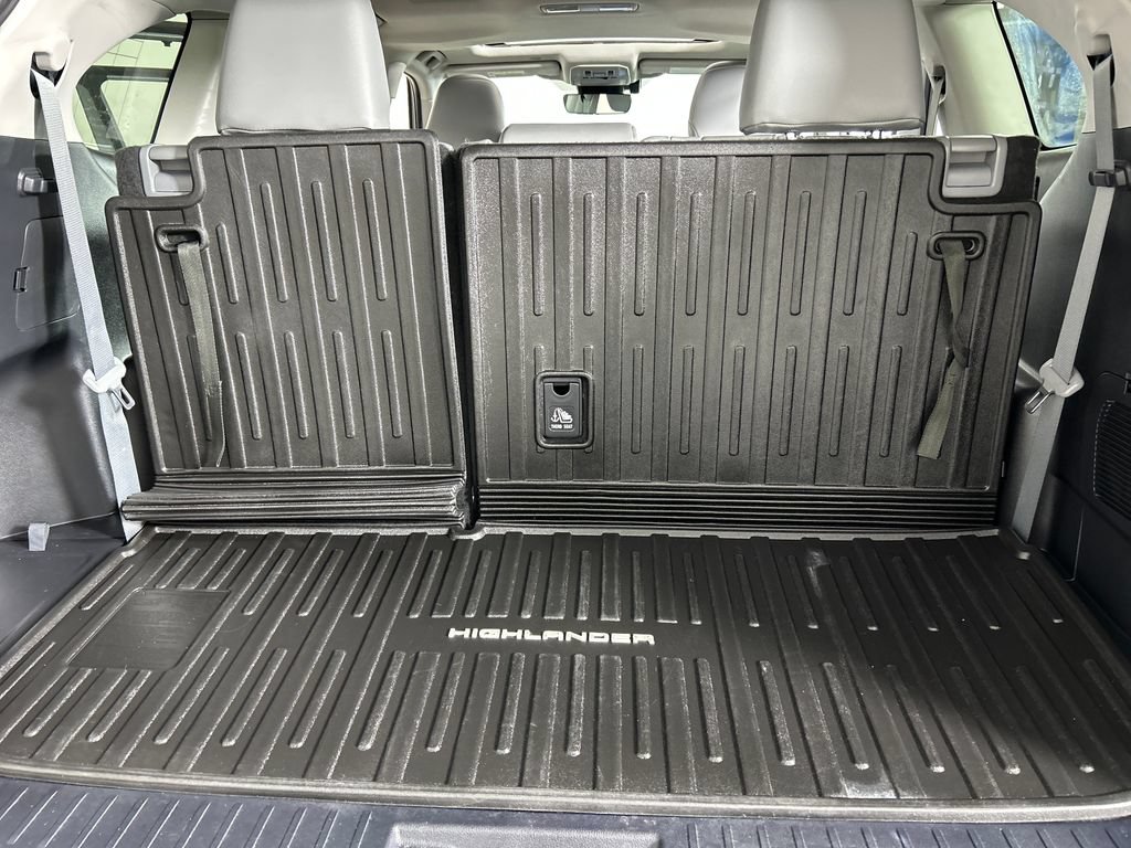 Used 2021 Toyota Highlander XLE AWD/4WD image 22