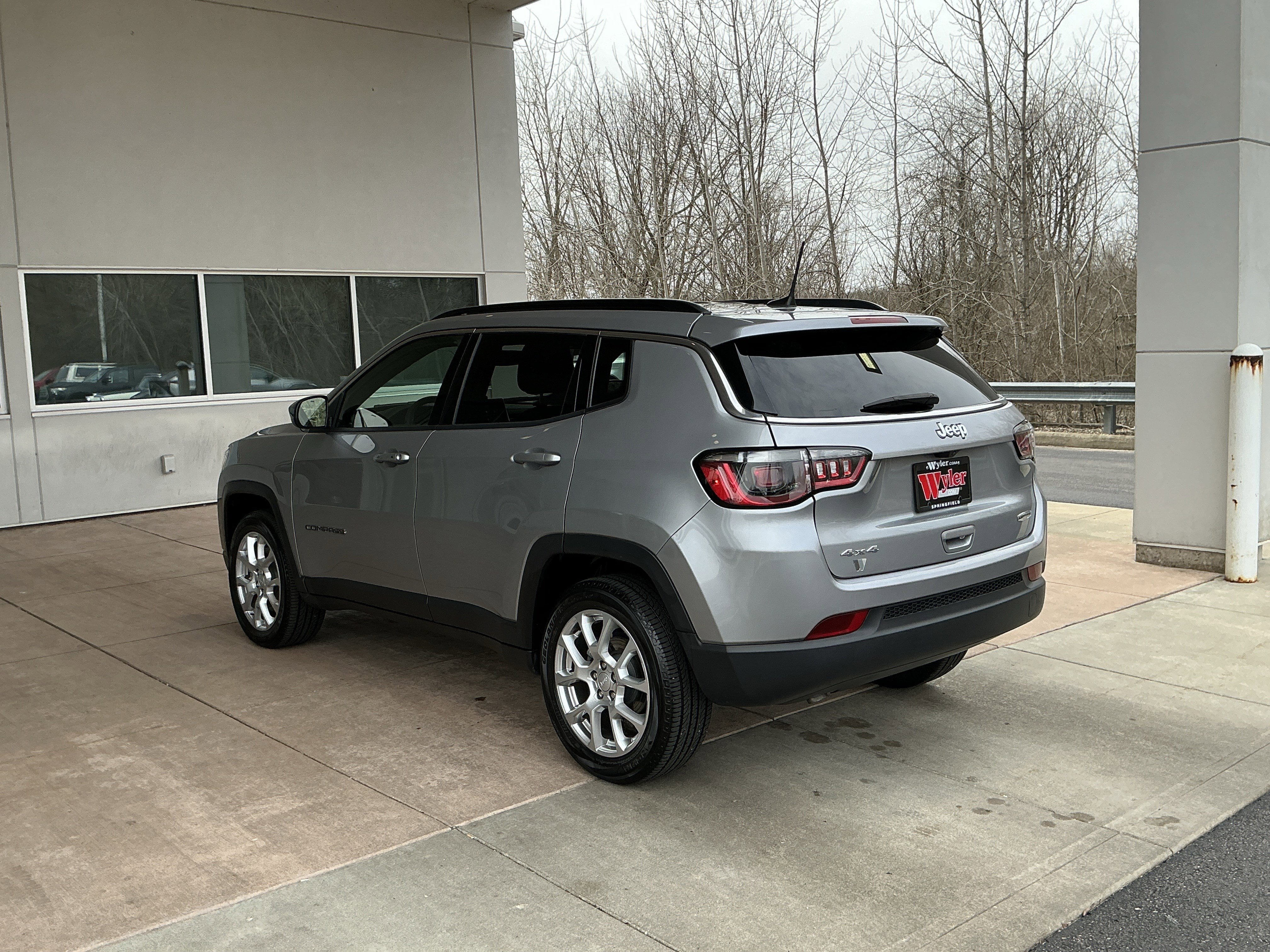 Used 2023 Jeep Compass Latitude AWD/4WD image 19
