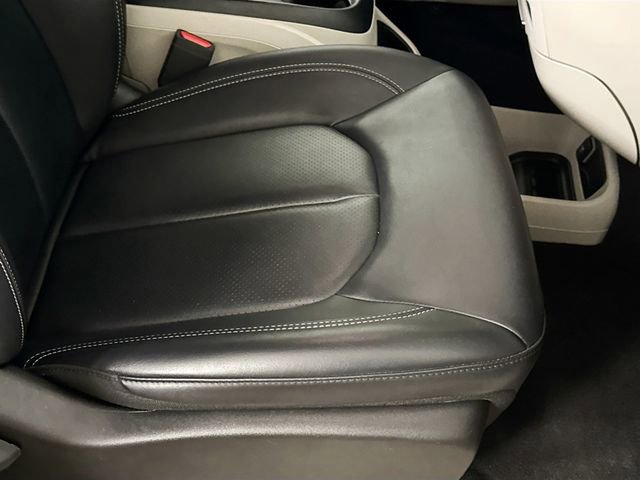 Used 2023 Chrysler Pacifica Touring-L image 51
