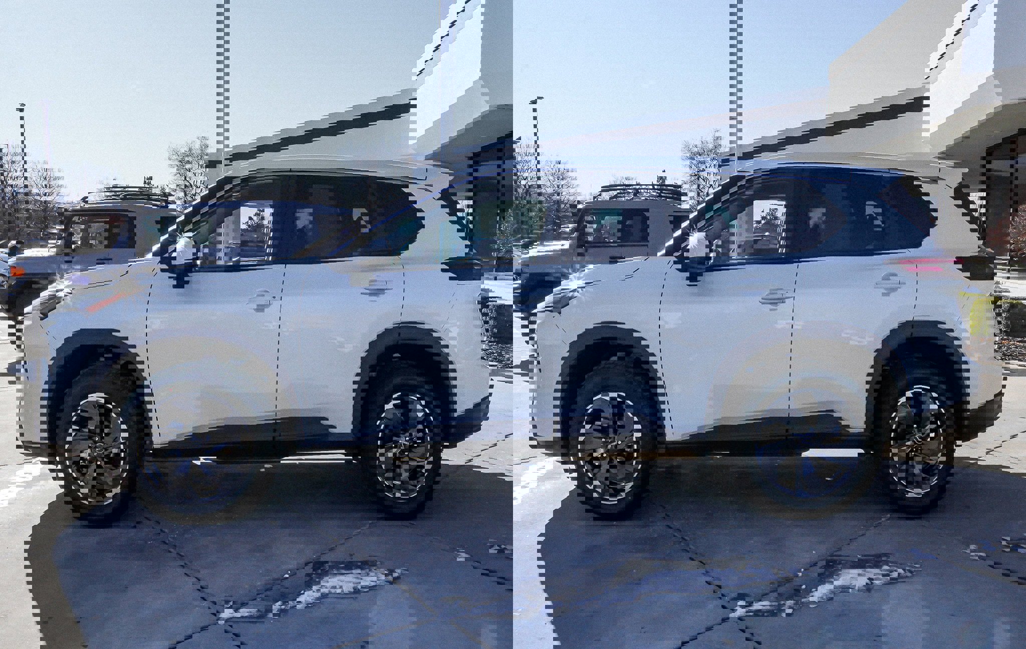 Used 2025 Nissan Rogue SV image 5