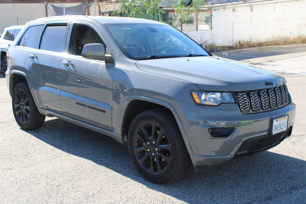 Used 2020 Jeep Grand Cherokee Altitude RWD image 3