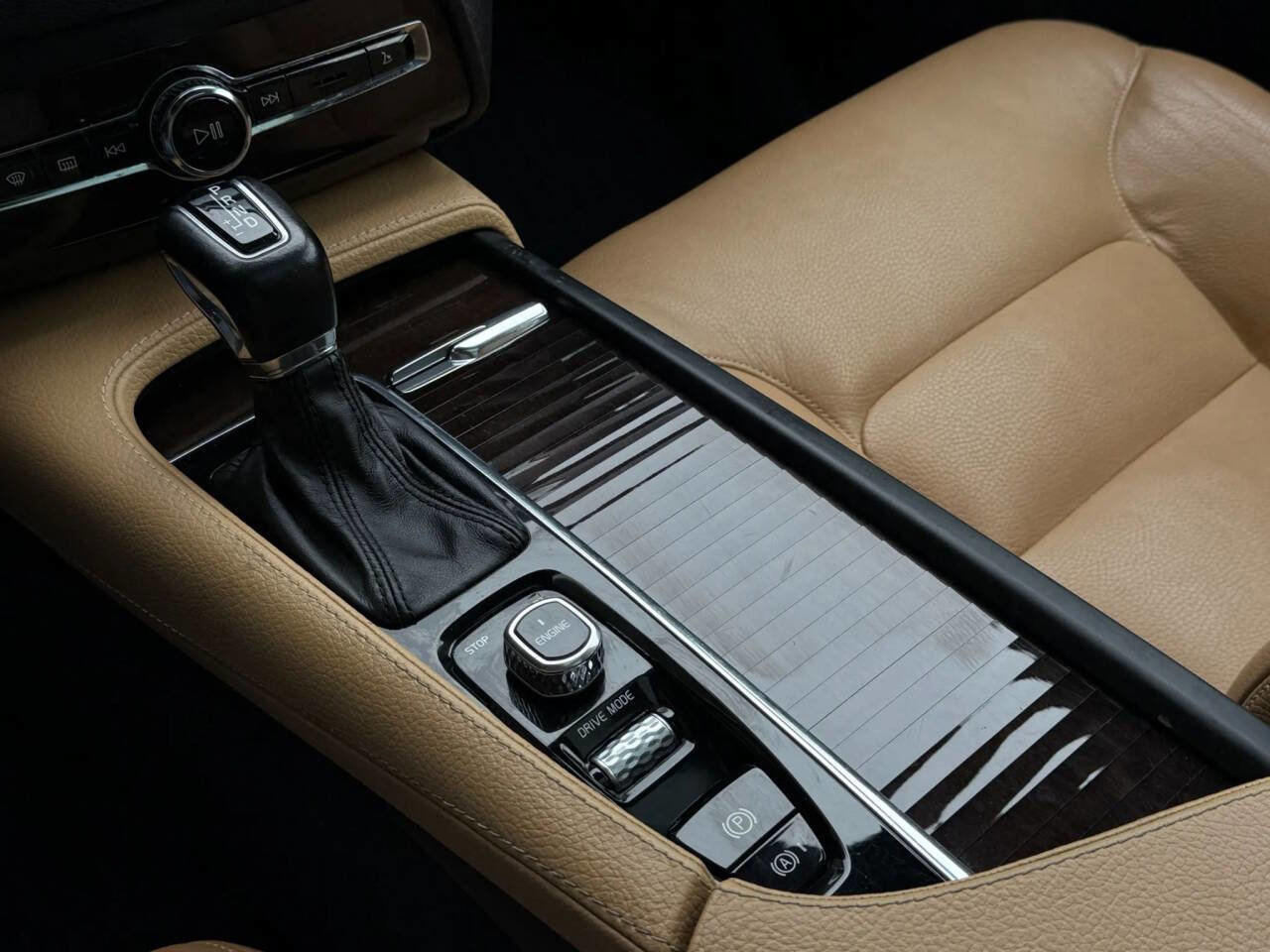 Used 2016 Volvo XC90 T6 Momentum w/ Protection Package Plus image 25