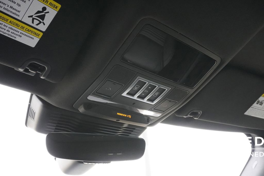 Used 2025 Land Rover Discovery S image 16