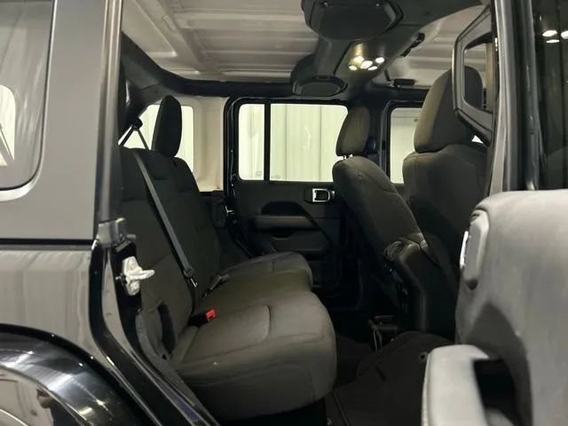 Used 2023 Jeep Wrangler Unlimited Sahara AWD/4WD image 19