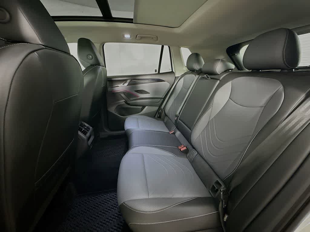 Used 2025 Volkswagen Tiguan SE w/ Panoramic Sunroof Package AWD/4WD image 14