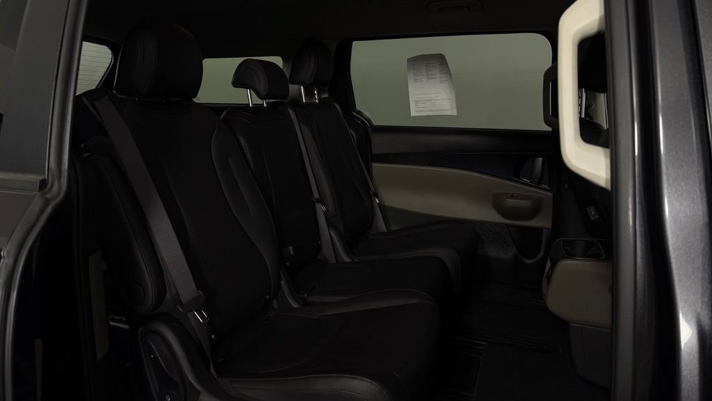 Used 2025 Kia Carnival FWD image 28