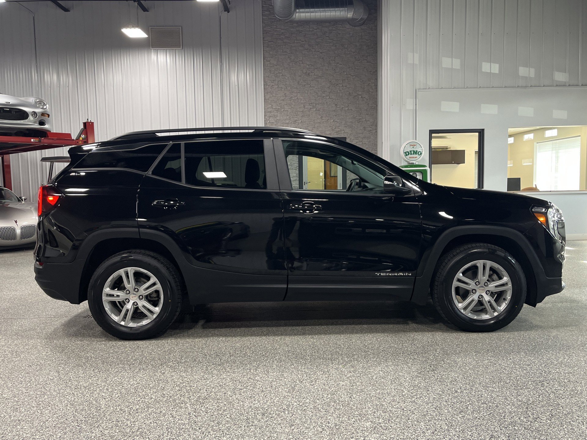 Certified 2023 GMC Terrain SLE w/ Driver Convenience Package image 5