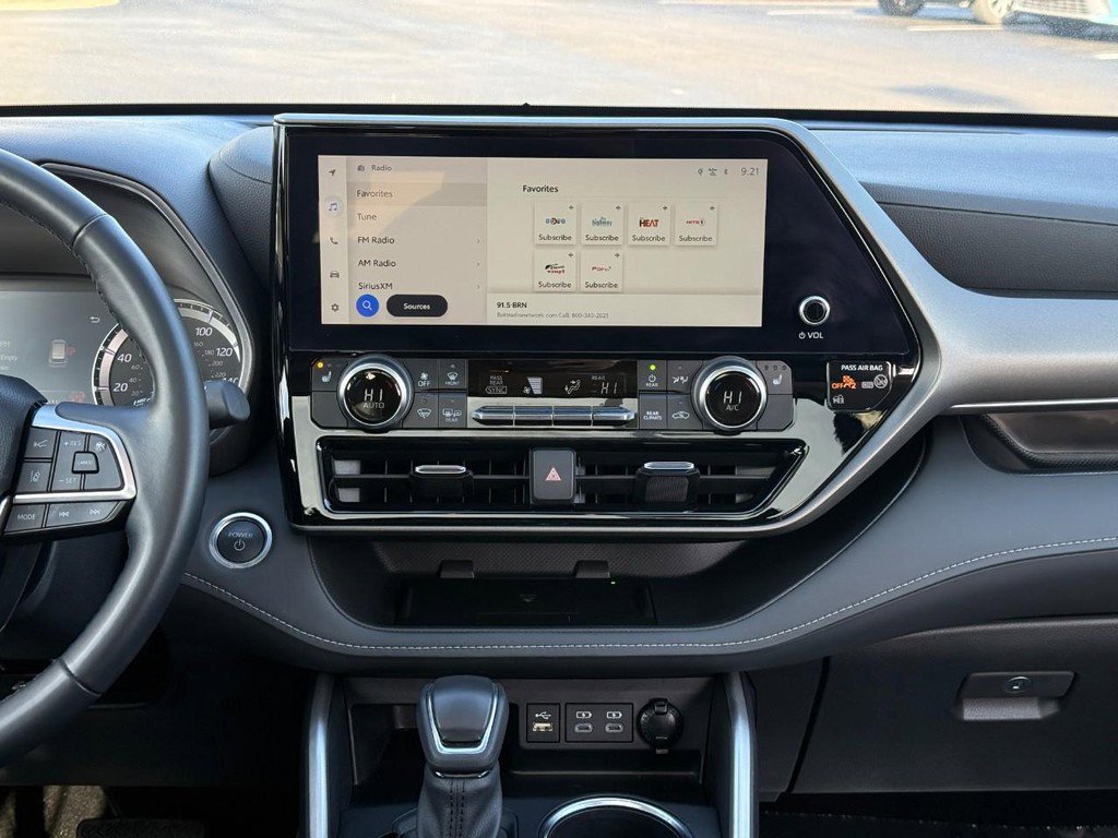 Used 2024 Toyota Highlander XLE image 16