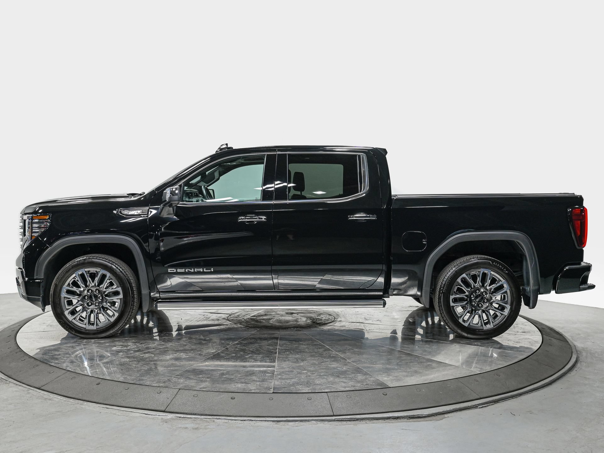 Used 2025 GMC Sierra 1500 Denali Ultimate AWD/4WD image 2
