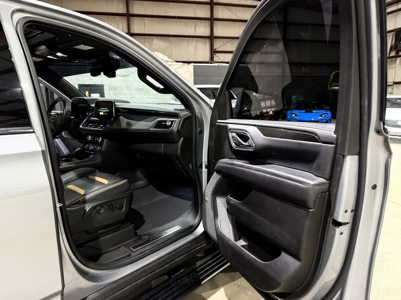 Used 2023 GMC Yukon XL AT4 w/ AT4 Premium Package AWD/4WD image 25