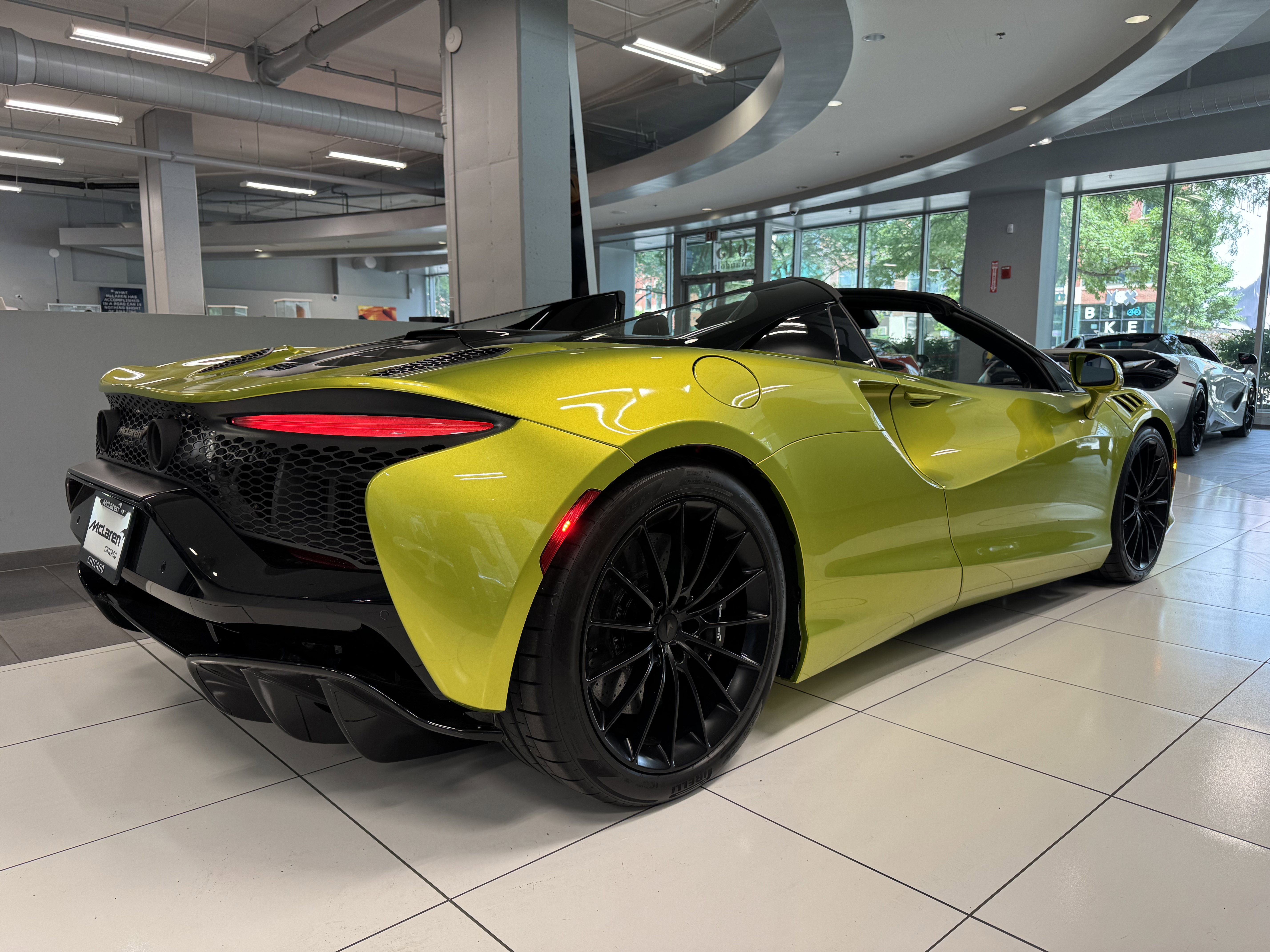Used 2025 McLaren Artura Spider image 8