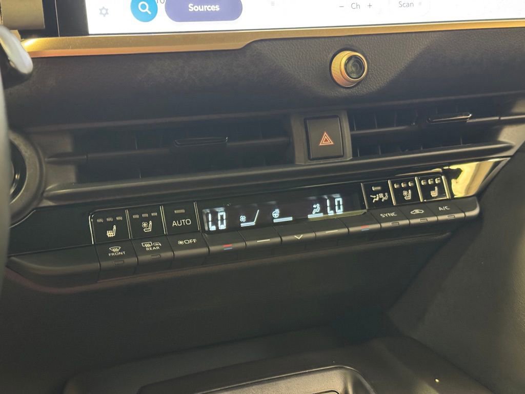 Used 2023 Toyota Crown Limited image 42