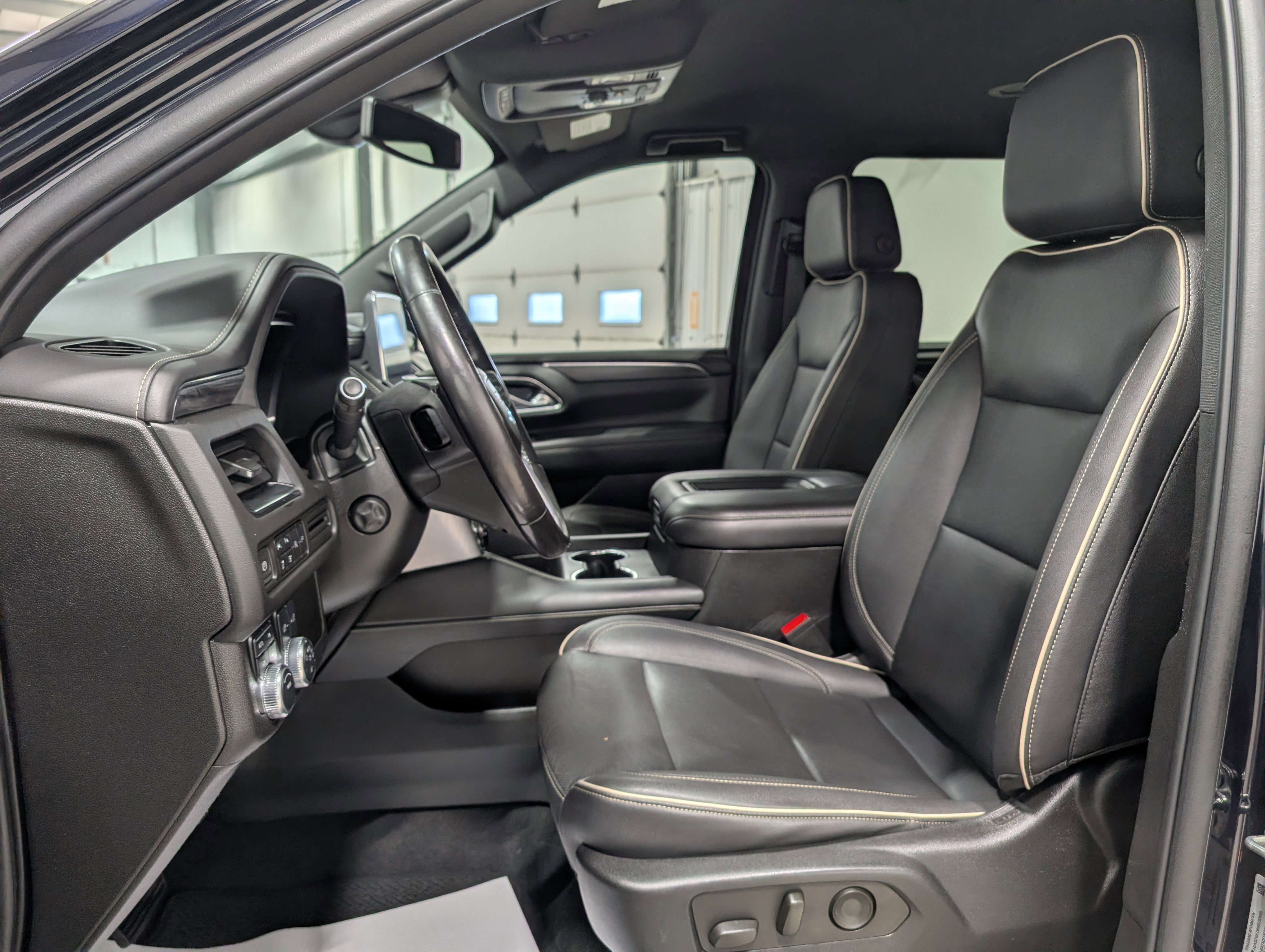 Used 2022 GMC Yukon XL SLT w/ SLT Luxury Package image 16