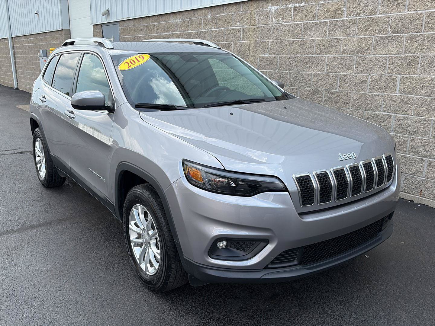 Used 2019 Jeep Cherokee Latitude w/ Cold Weather Group AWD/4WD image 2