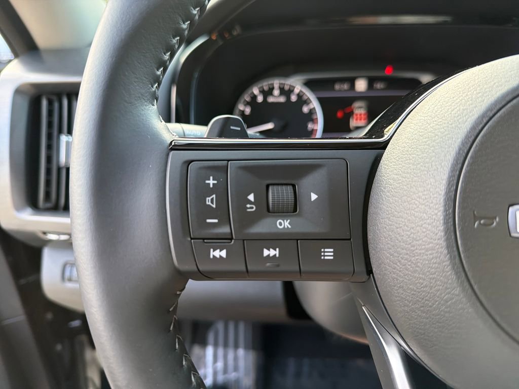 Used 2025 Nissan Pathfinder SL AWD/4WD image 21