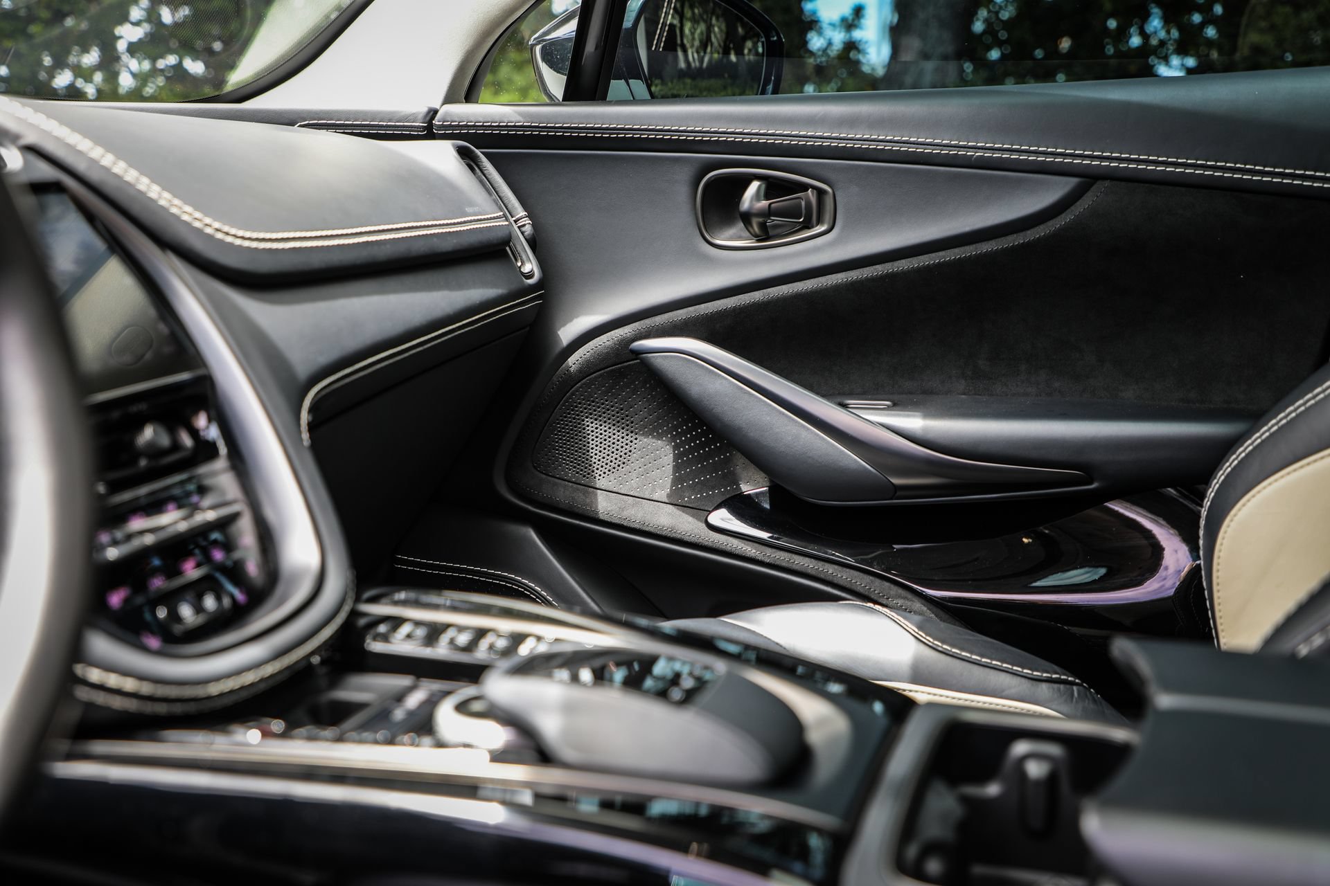 Used 2022 Aston Martin DBX AWD/4WD image 57