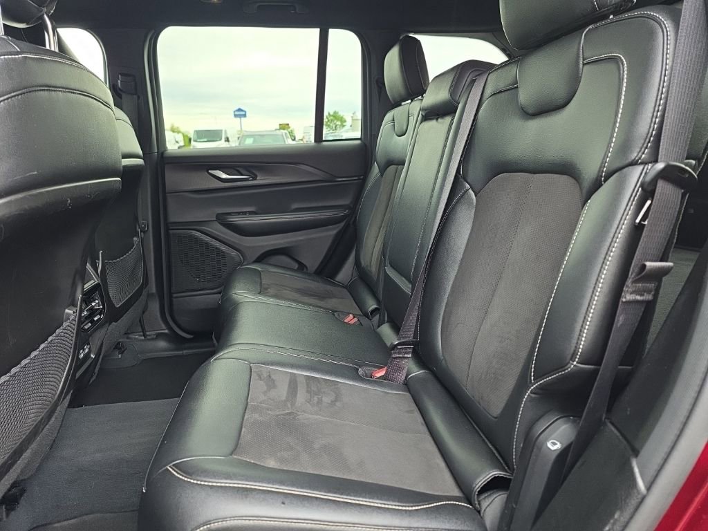 Used 2023 Jeep Grand Cherokee Altitude AWD/4WD image 10