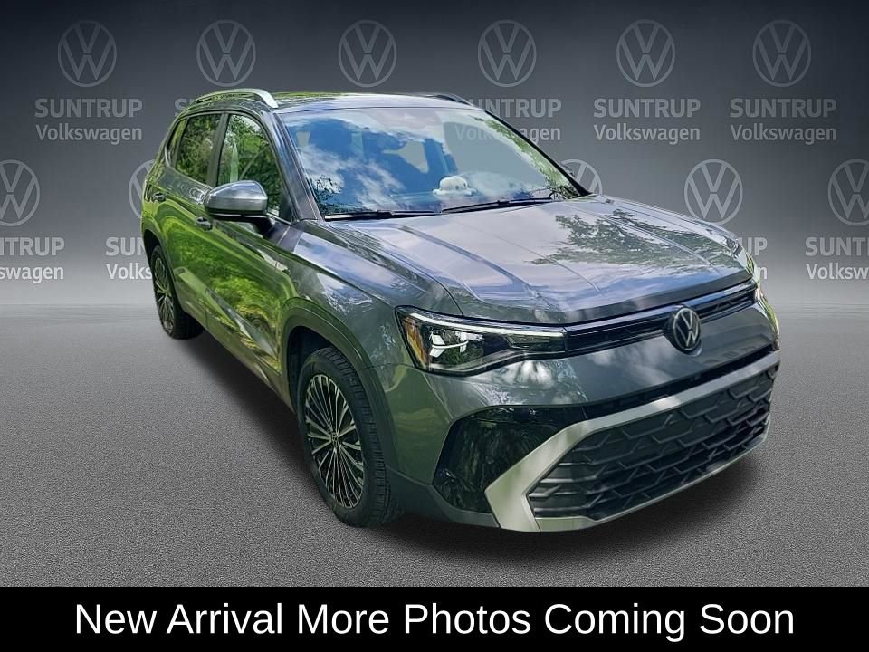 Used 2025 Volkswagen Taos SE w/ Panoramic Sunroof Package FWD image 3