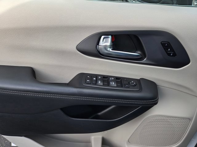 Used 2024 Chrysler Pacifica Touring-L FWD image 16