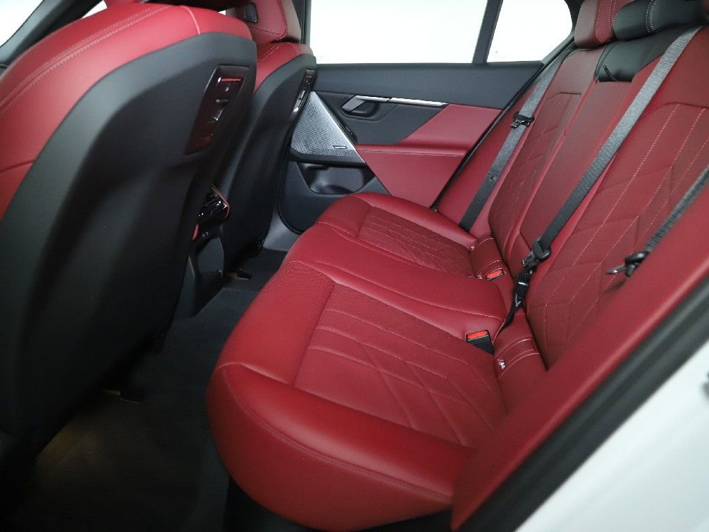 Used 2025 BMW i5 xDrive40 w/ Premium Package image 16