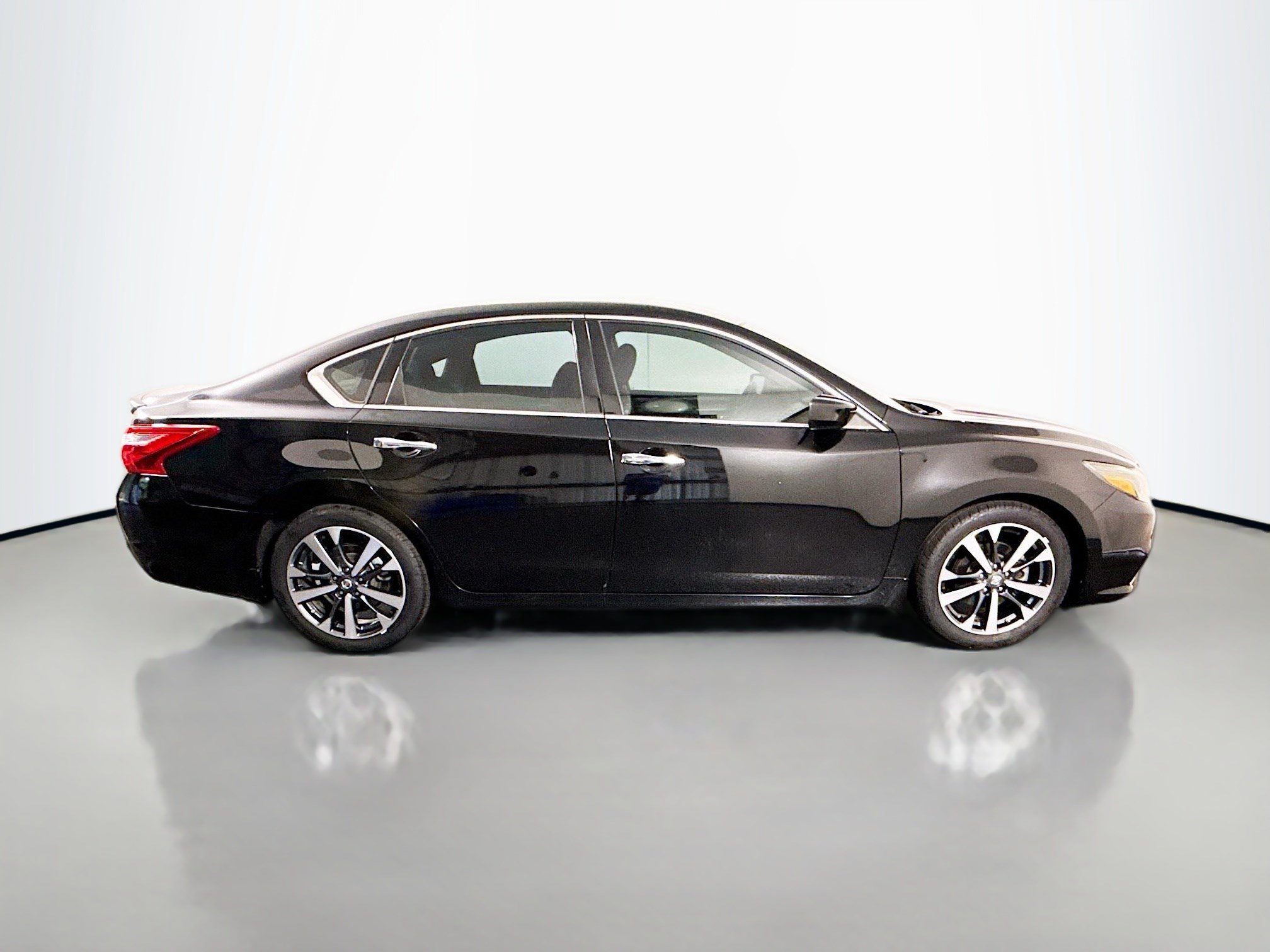 Used 2016 Nissan Altima 2.5 SR w/ Interior Lighting Package FWD image 11