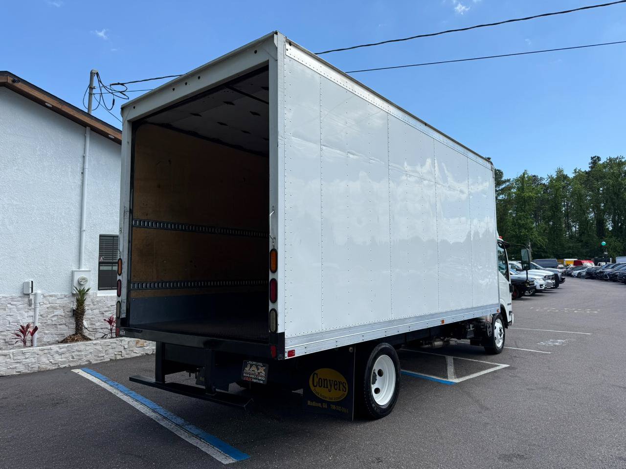 Used 2019 Isuzu NPR RWD image 17