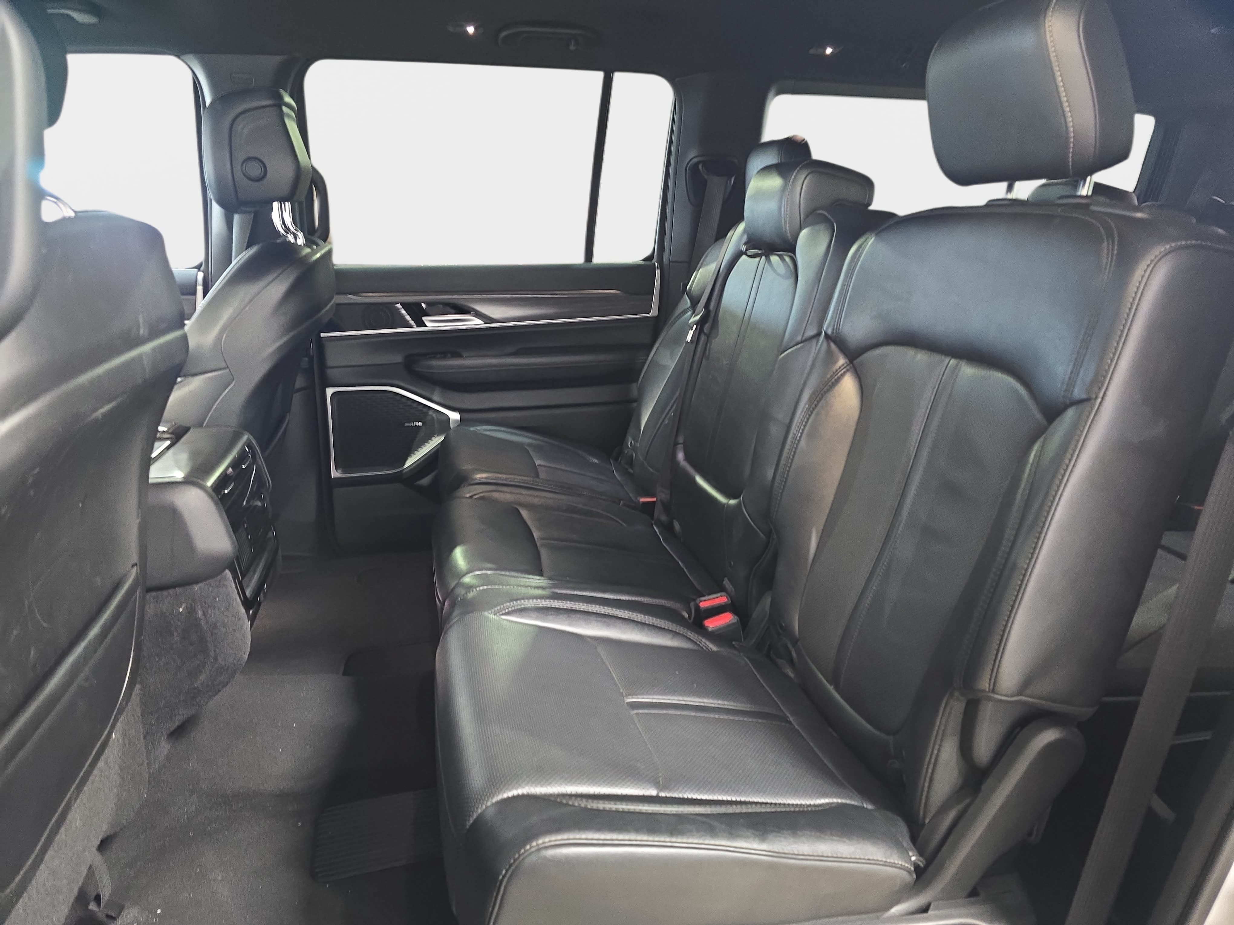 Used 2024 Jeep Wagoneer L Series II w/ Flexible Seating Group AWD/4WD image 11