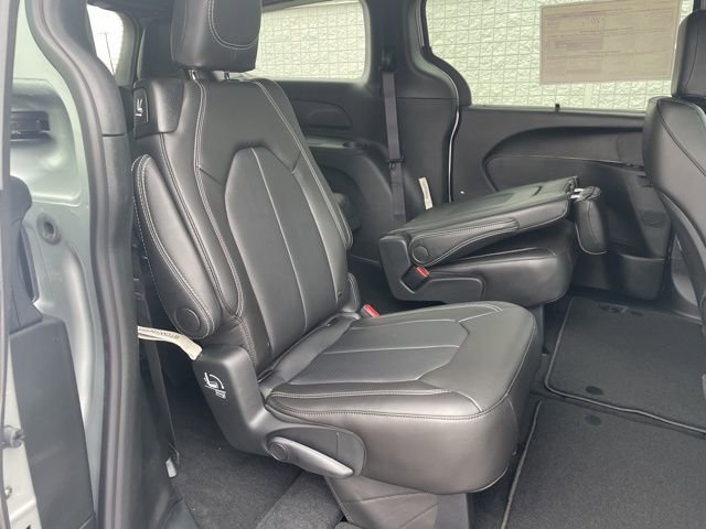 New 2026 Chrysler Pacifica Select w/ S Appearance Package image 15