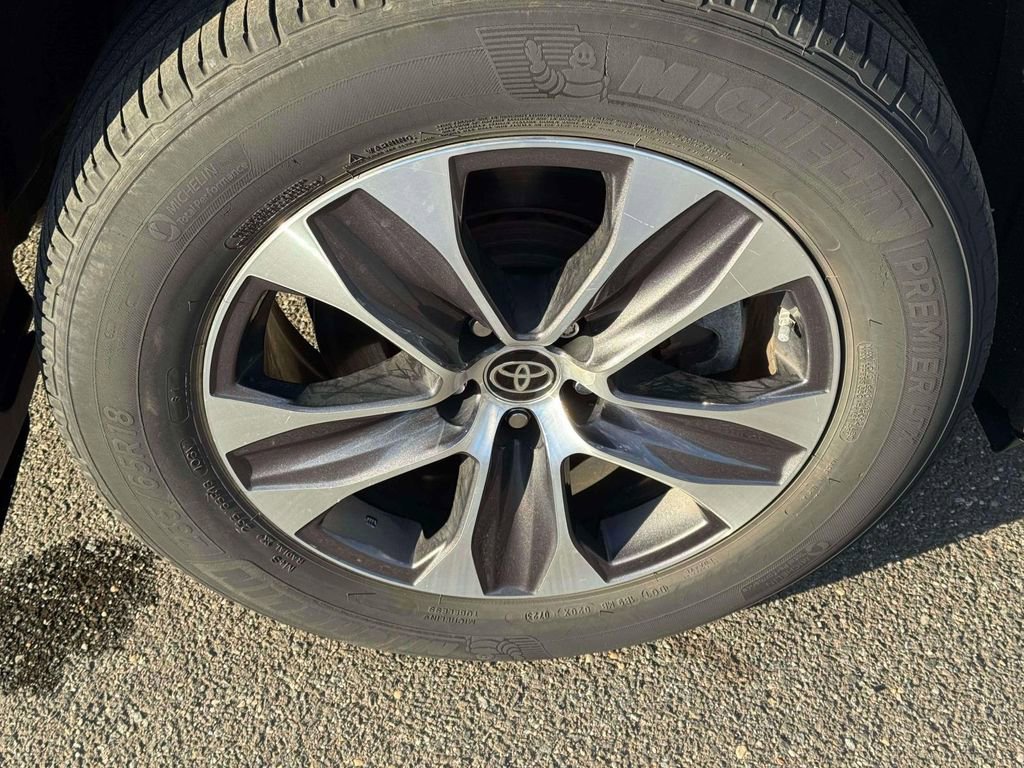 Used 2023 Toyota Highlander XLE image 9