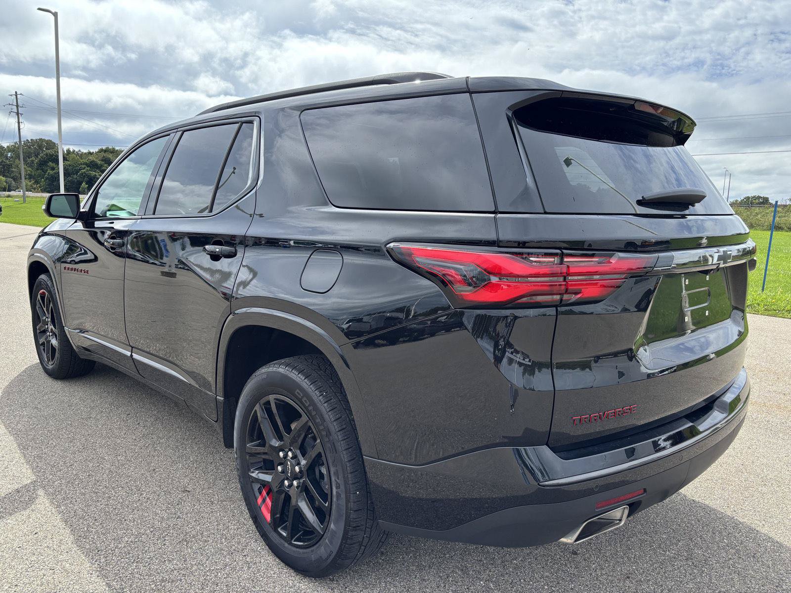 Used 2023 Chevrolet Traverse Premier w/ Redline Edition AWD/4WD image 3