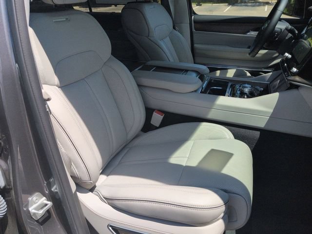 Used 2023 Jeep Grand Wagoneer L Series II w/ Premium Group II AWD/4WD image 27