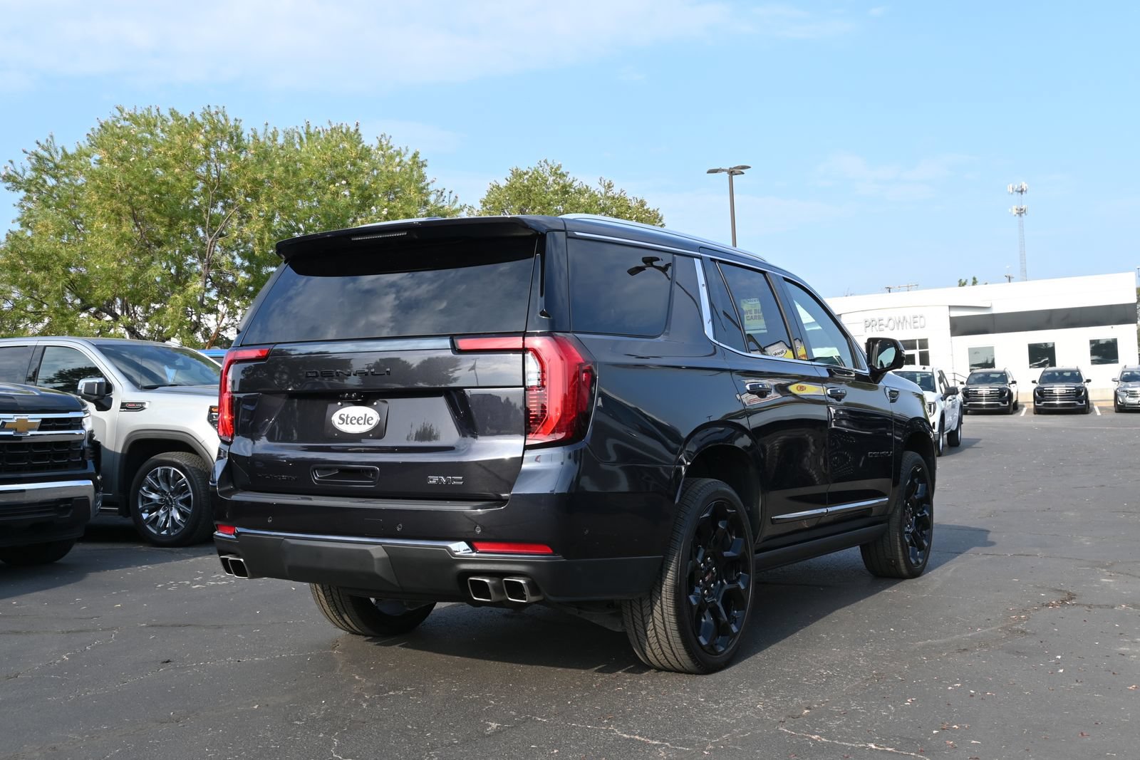 Used 2025 GMC Yukon Denali Ultimate AWD/4WD image 5