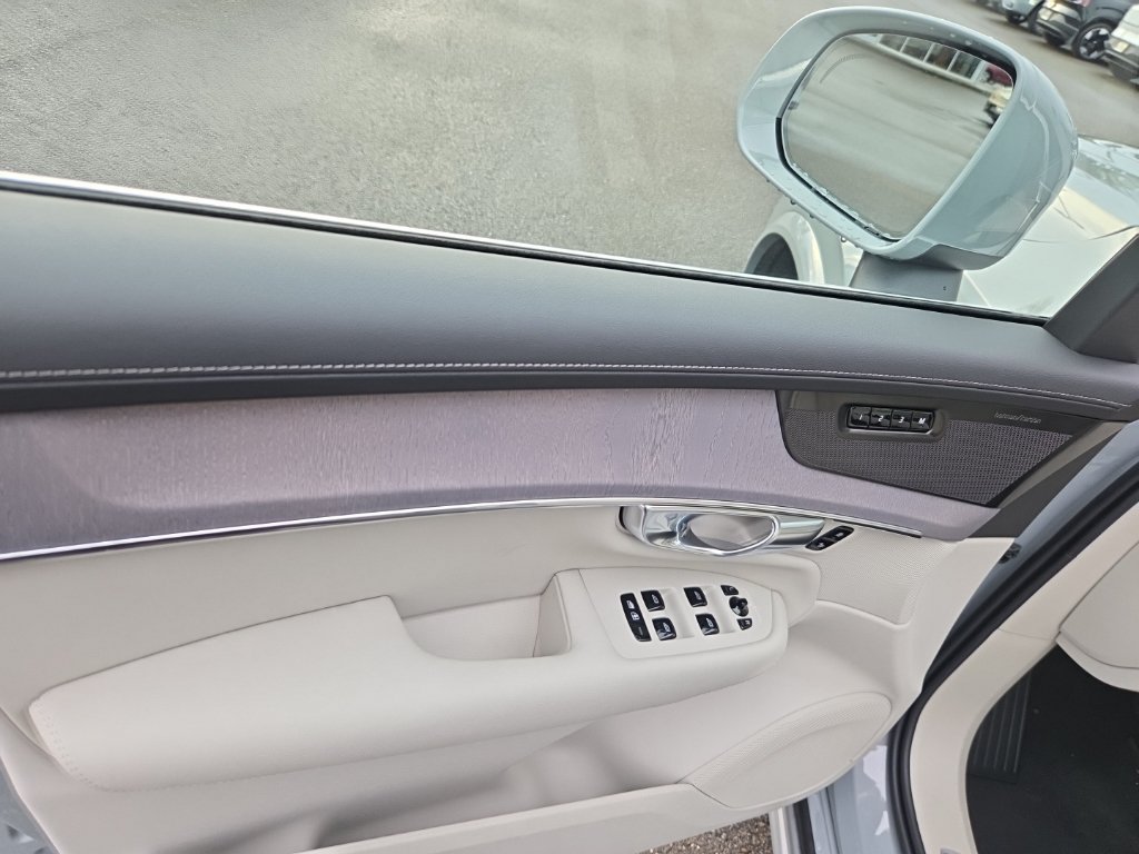 New 2026 Volvo XC90 T8 Ultra w/ Protection Package Premier AWD/4WD image 3